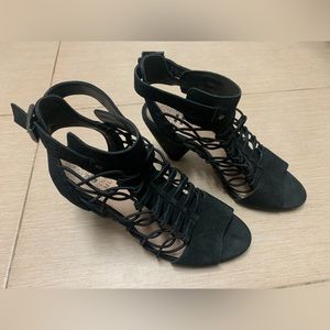 Vince Camuto Strappy black V - shaped thick heels size 6 1/2